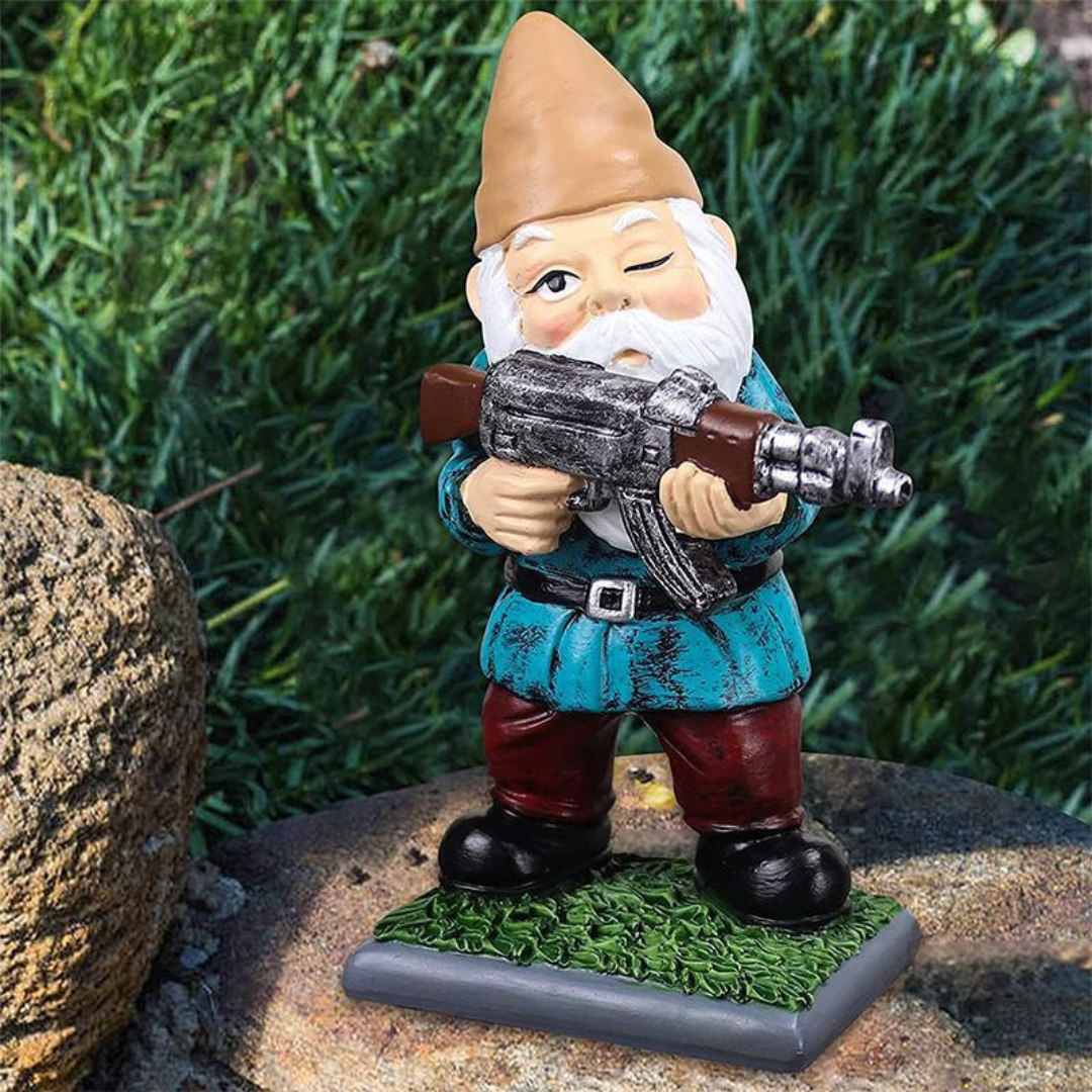 Nano da Giardino Militare – Tocco Umoristico e Difesa Esterna