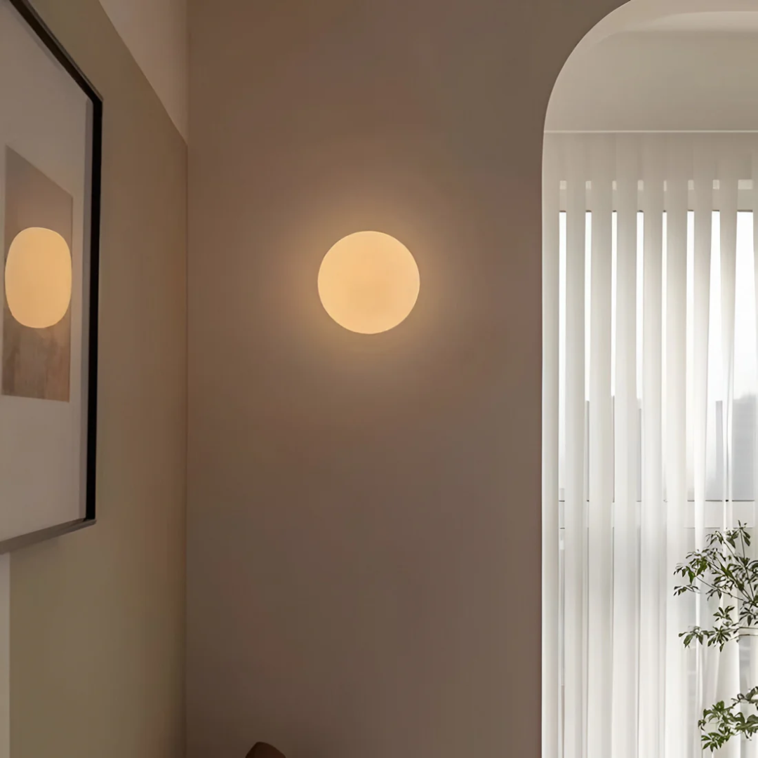 Aplica de perete din sticlă – Eleganță și lumină subtilă