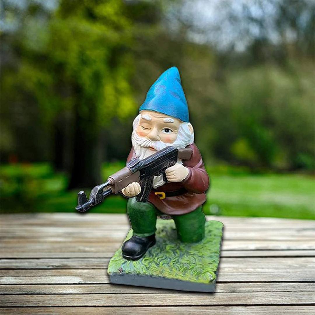 Nano da Giardino Militare – Tocco Umoristico e Difesa Esterna