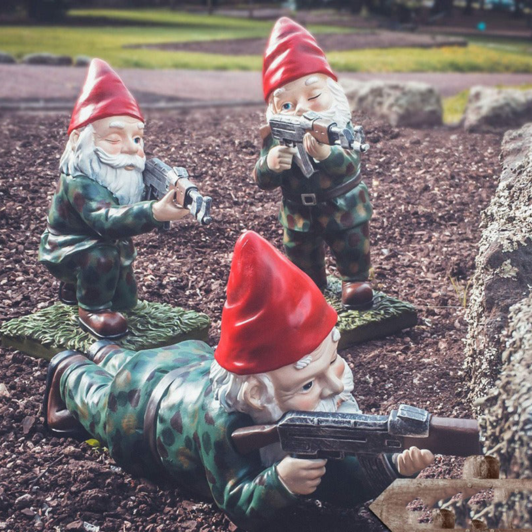 Nano da Giardino Militare – Tocco Umoristico e Difesa Esterna