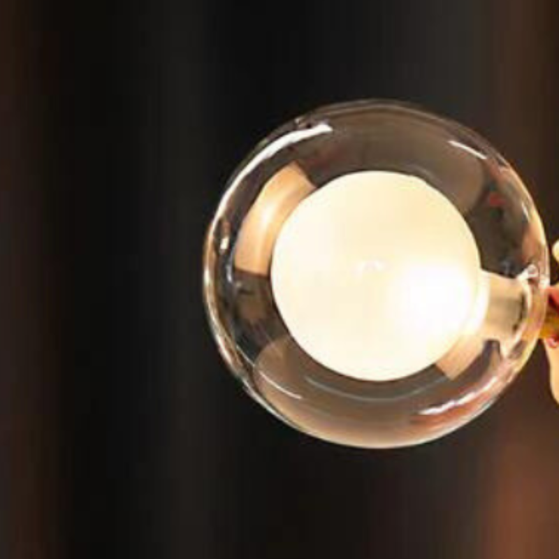 Håndlaget Bordlampe – Unik Design og Nøye Utførelse