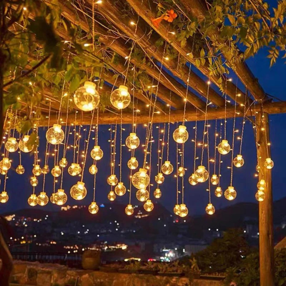 Tenda luminosa con sfere sospese — Atmosfera calda e fiabesca