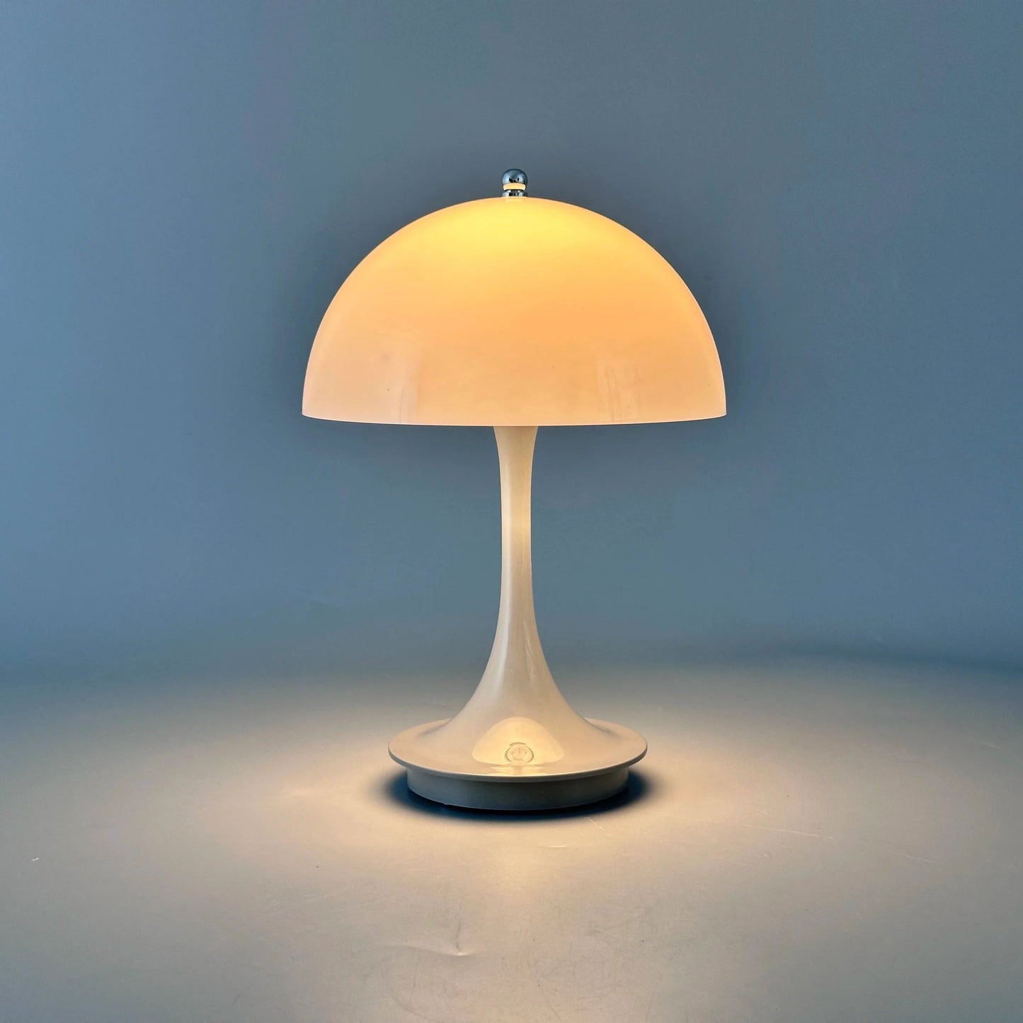 Lâmpada de Mesa LED – Recarregável e Iluminação a Três Níveis