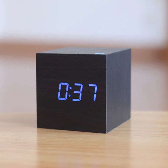 Digitale Würfeluhr – Minimalistisches Design und LED-Anzeige