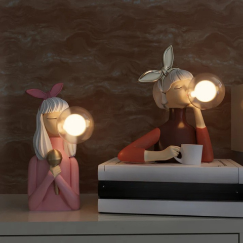 Håndlaget Bordlampe – Unik Design og Nøye Utførelse