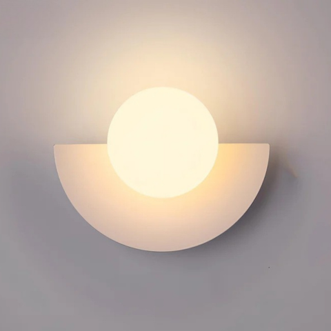 Nowoczesna Lampa Ścienna – Kształt Półokrągły I Łagodne Oświetlenie