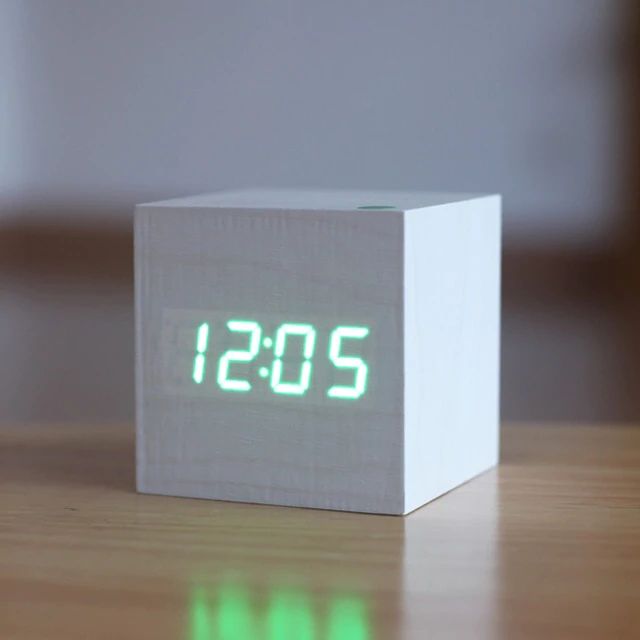 Digitale Würfeluhr – Minimalistisches Design und LED-Anzeige