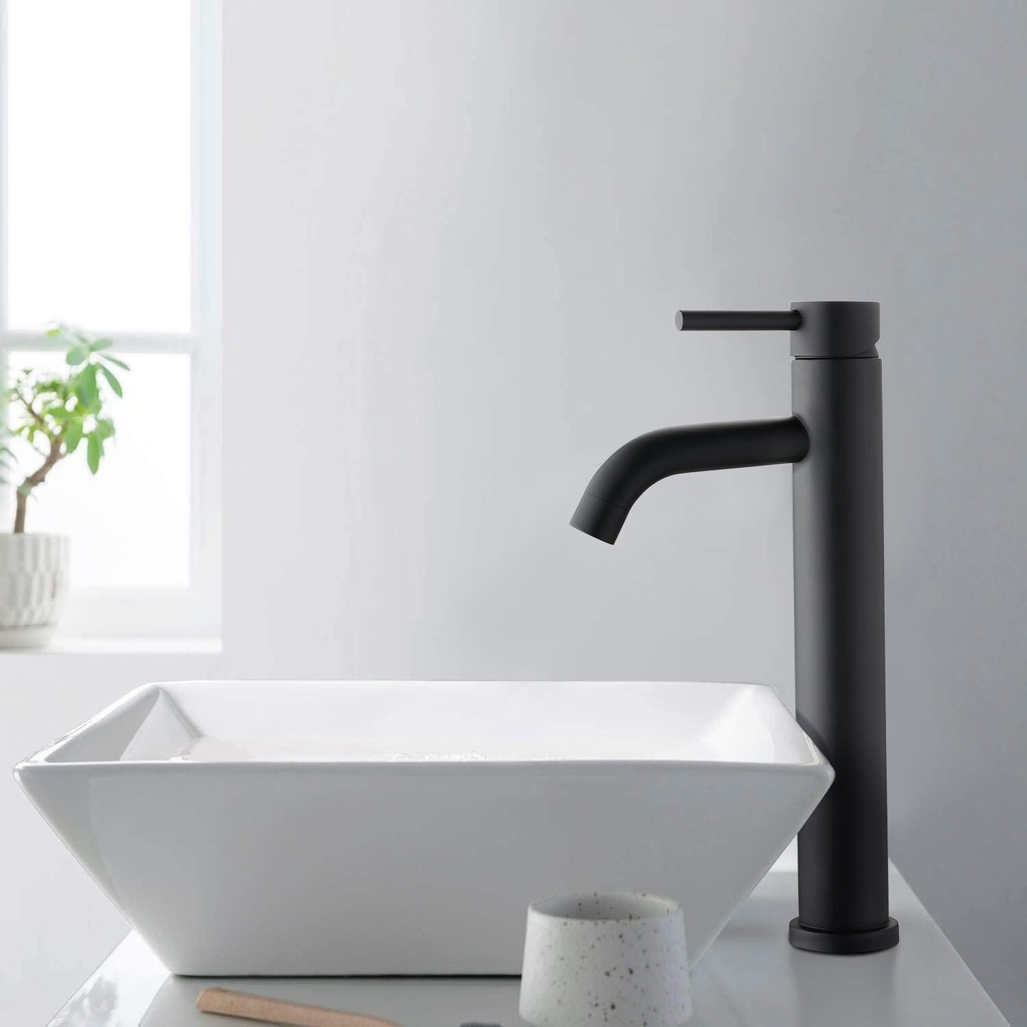Povrchově zvýšený umyvadlový kohoutek – Elegantní matná černá