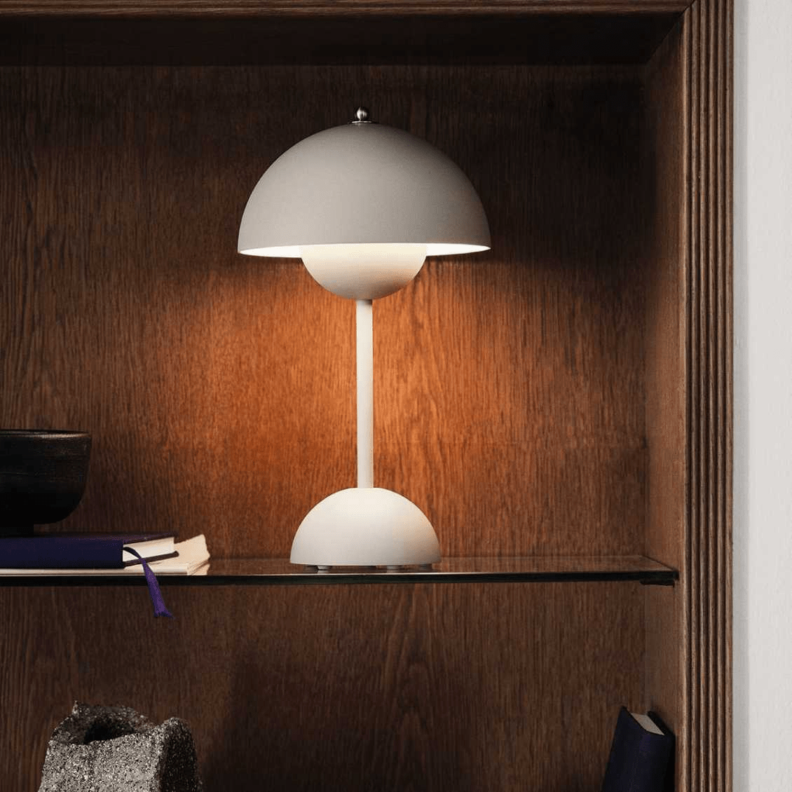 מנורת LED שולחנית – פשטות מודרנית ופונקציונליות