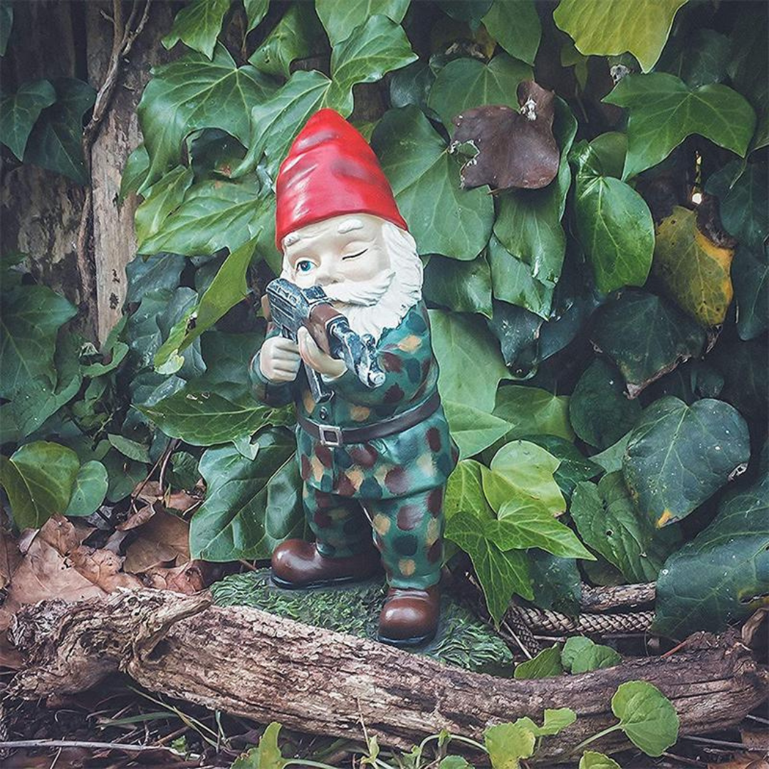 Nano da Giardino Militare – Tocco Umoristico e Difesa Esterna