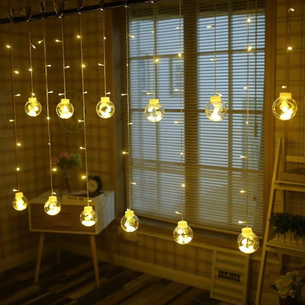 Tenda luminosa con sfere sospese — Atmosfera calda e fiabesca