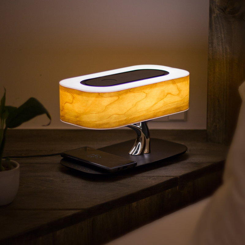 Lampa wielofunkcyjna — światło LED, ładowarka bezprzewodowa i audio Bluetooth