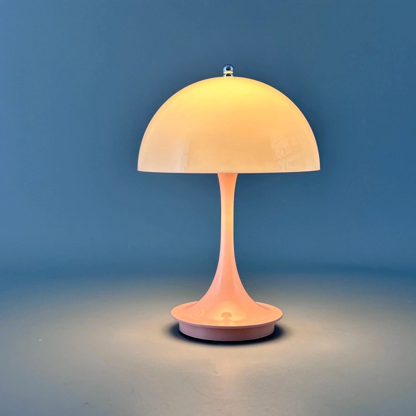 Lâmpada de Mesa LED – Recarregável e Iluminação a Três Níveis