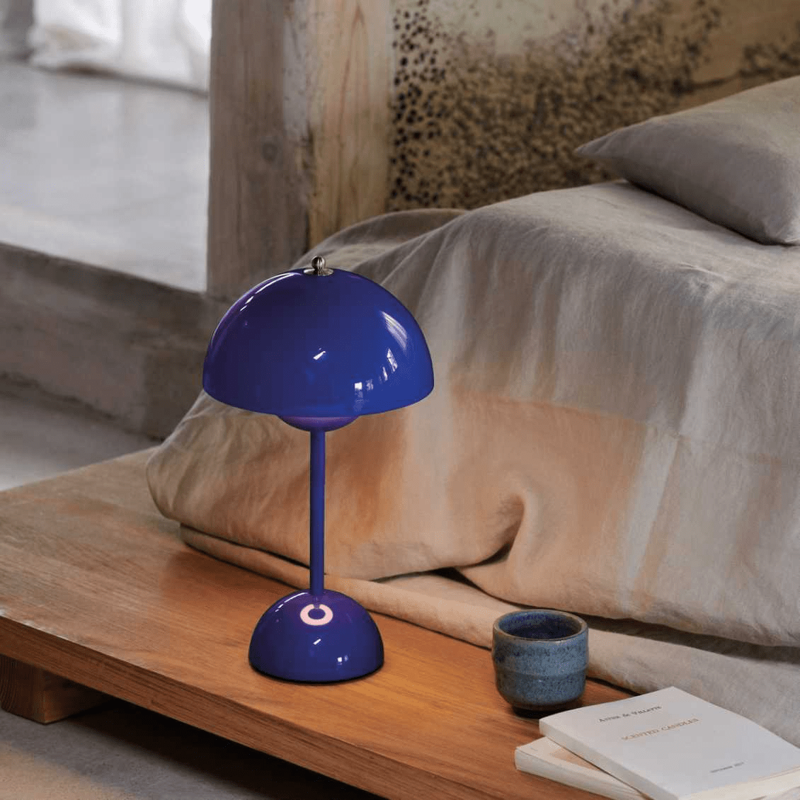 מנורת LED שולחנית – פשטות מודרנית ופונקציונליות