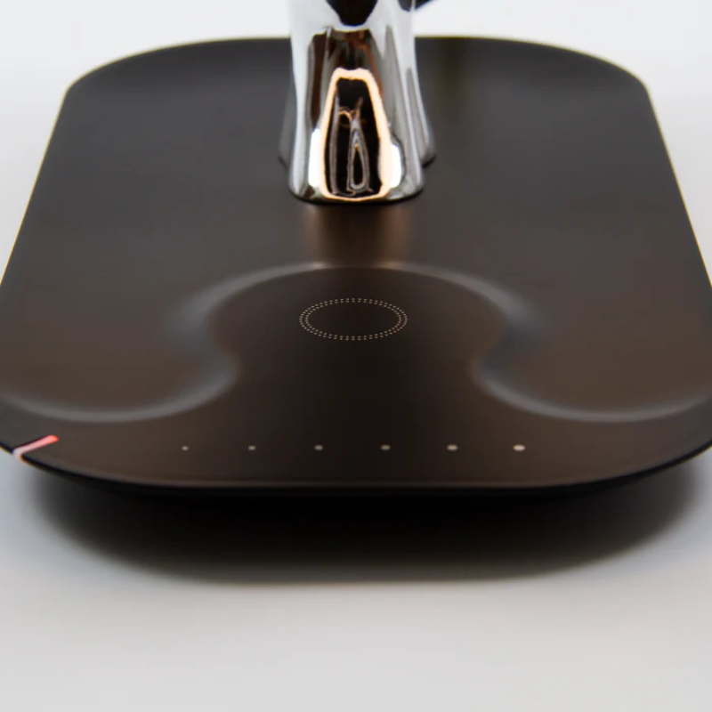 Multifunksjonslampe— LED-lys, trådløs lader og Bluetooth-lyd