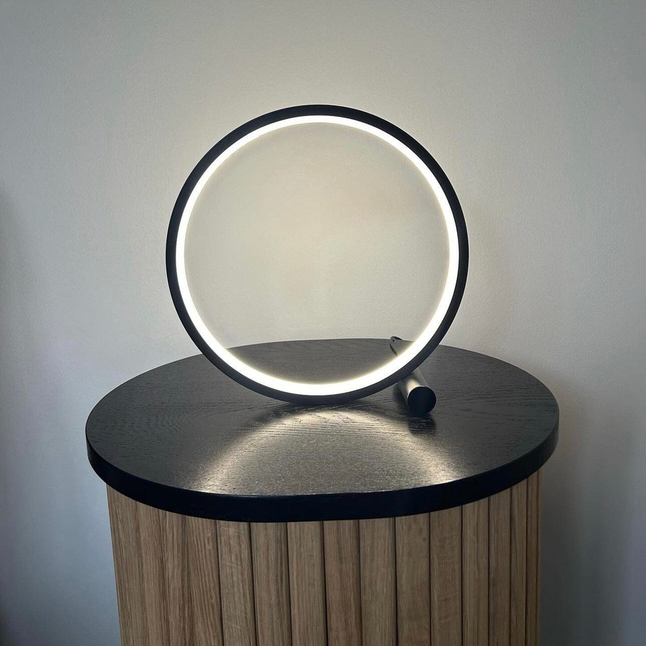 Lampada da Tavolo Circolare con Sensore Tattile – Modernità e Comfort