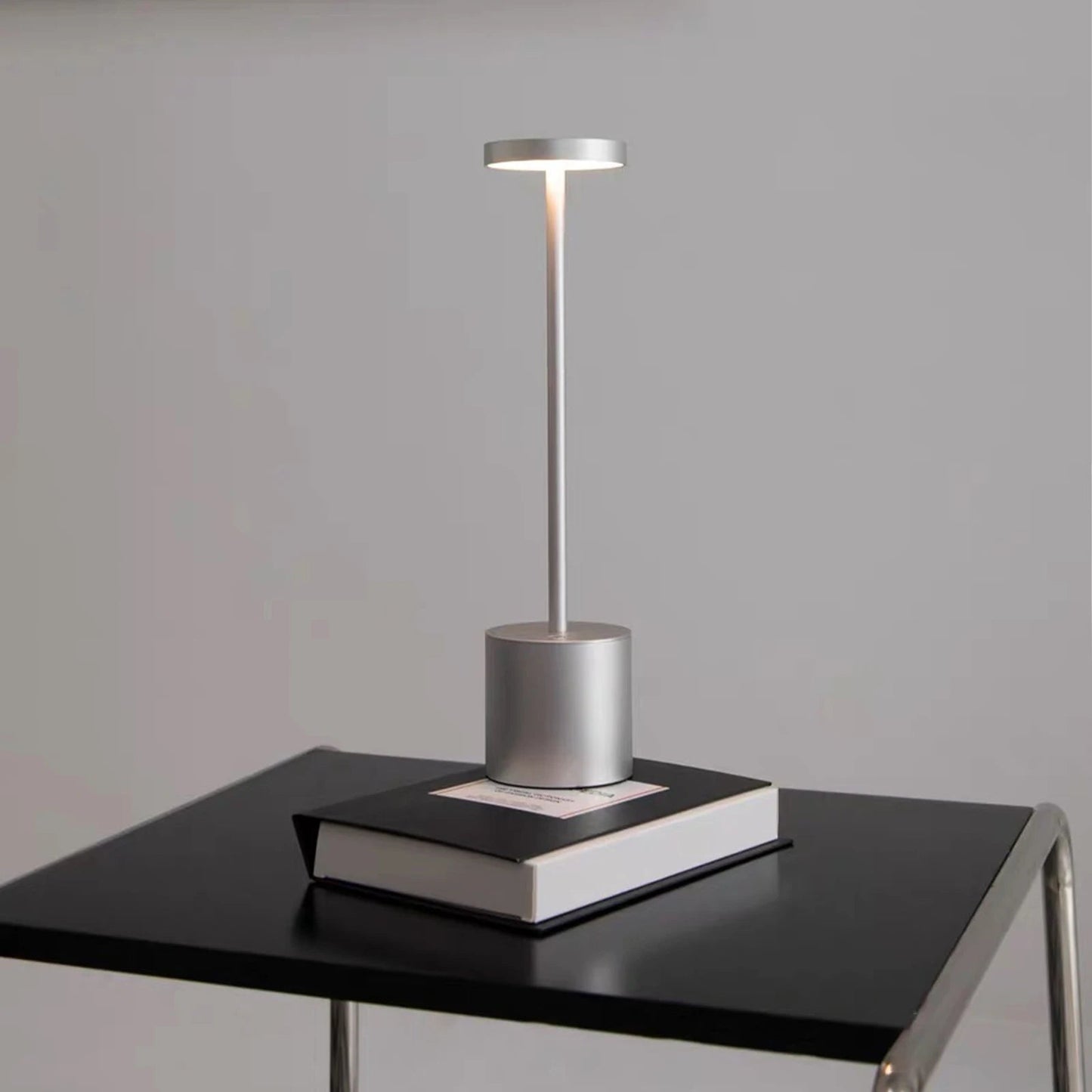 Dotyková nabíjecí LED stolní lampa – praktické a moderní osvětlení