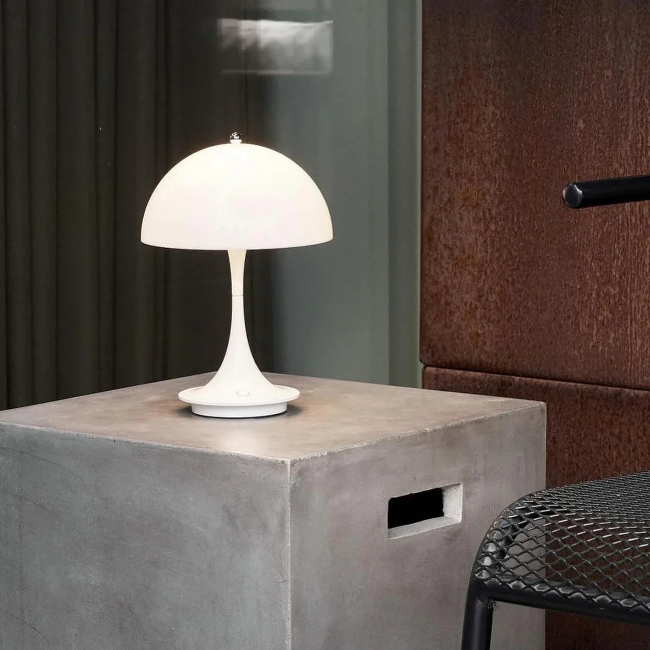 Lâmpada de Mesa LED – Recarregável e Iluminação a Três Níveis