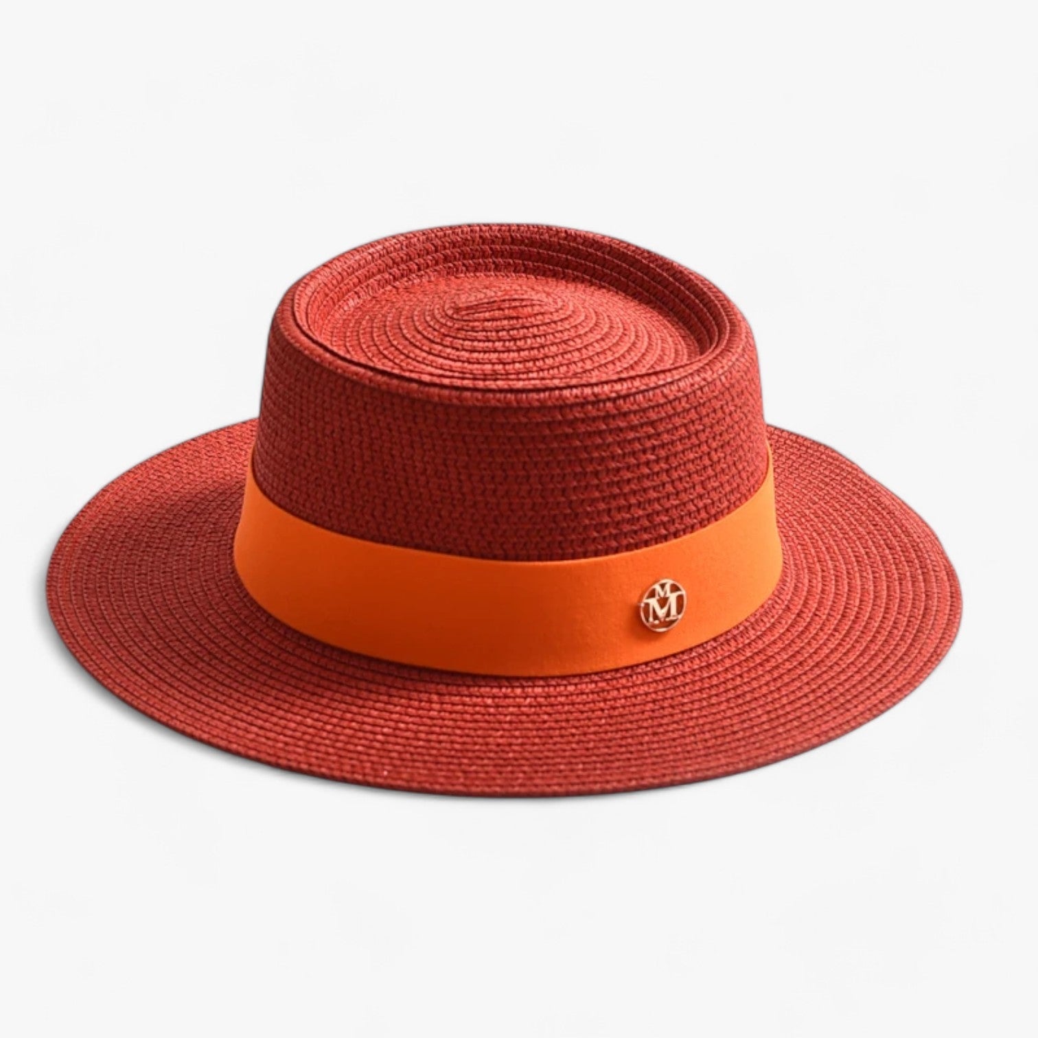 Klokkehatt i strå – Retro eleganse og solbeskyttelse 