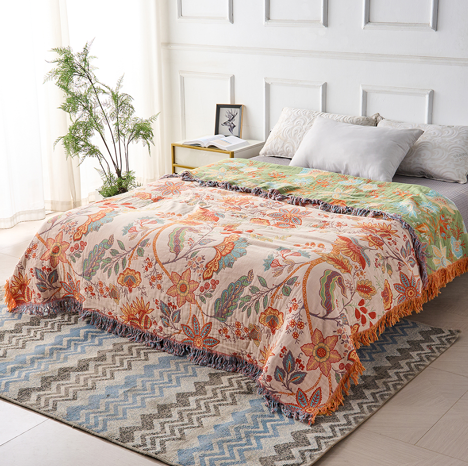 Böhmische Decke mit floralen Mustern und Fransen 