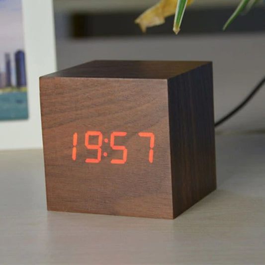 Orologio Digitale Cubo – Design Minimalista e Display LED 