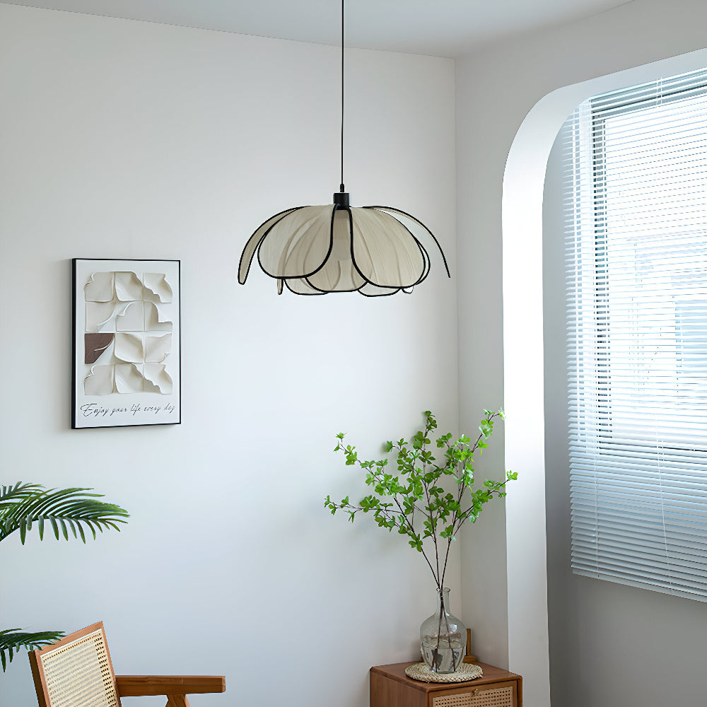 مصباح معلق أنيق من الخوص الطبيعي الأنيق - ديكور طبيعي وإضاءة متناغمة