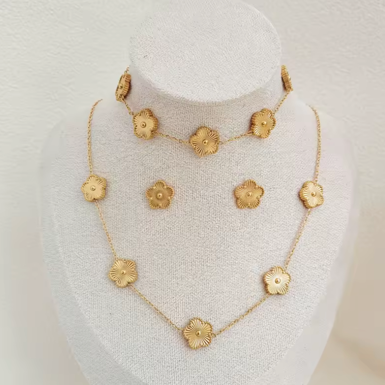 Conjunto De Joyas   – Élegancia Dorada En Acero Inoxidable 