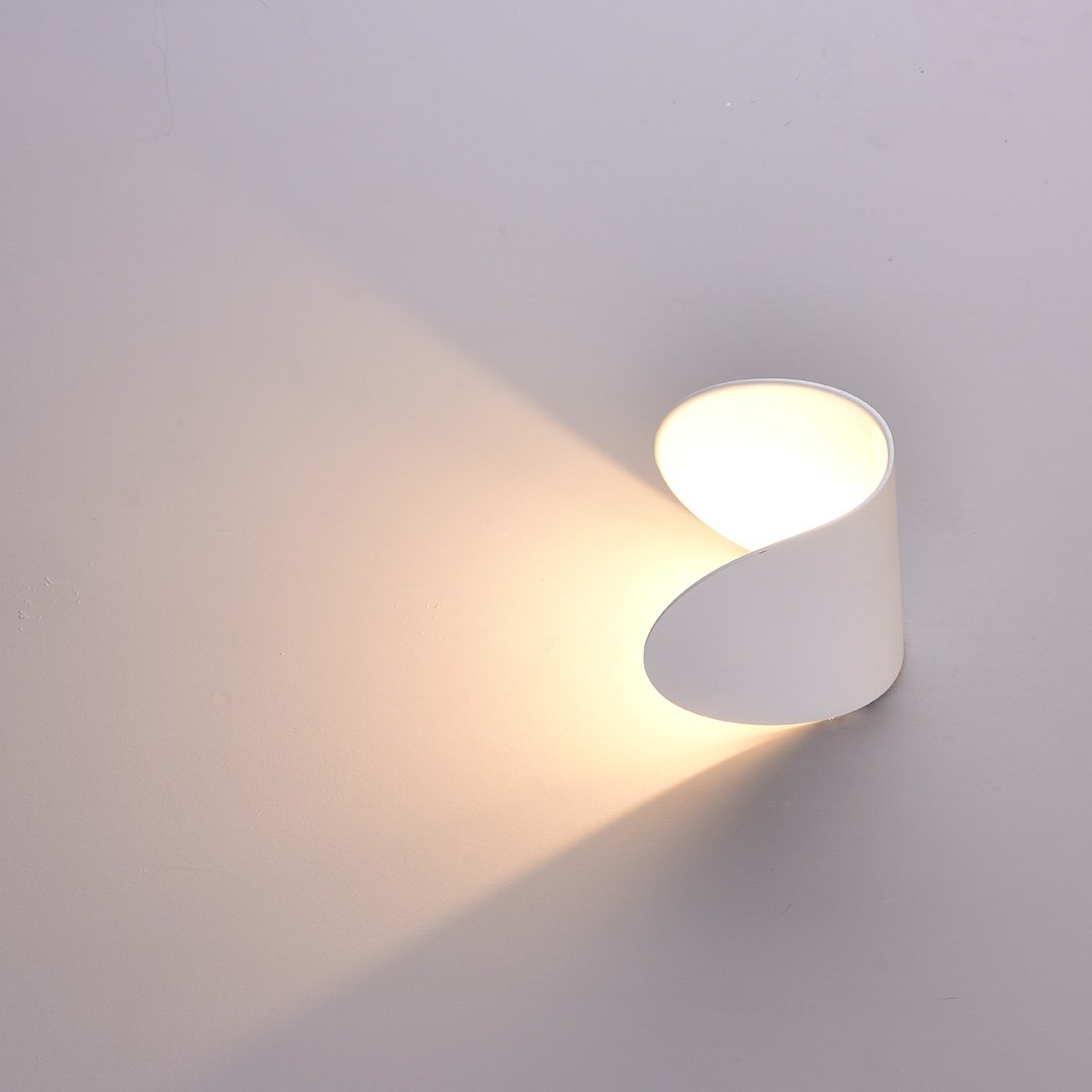 Aplique de Pared Moderna – Elegancia y Refinamiento 