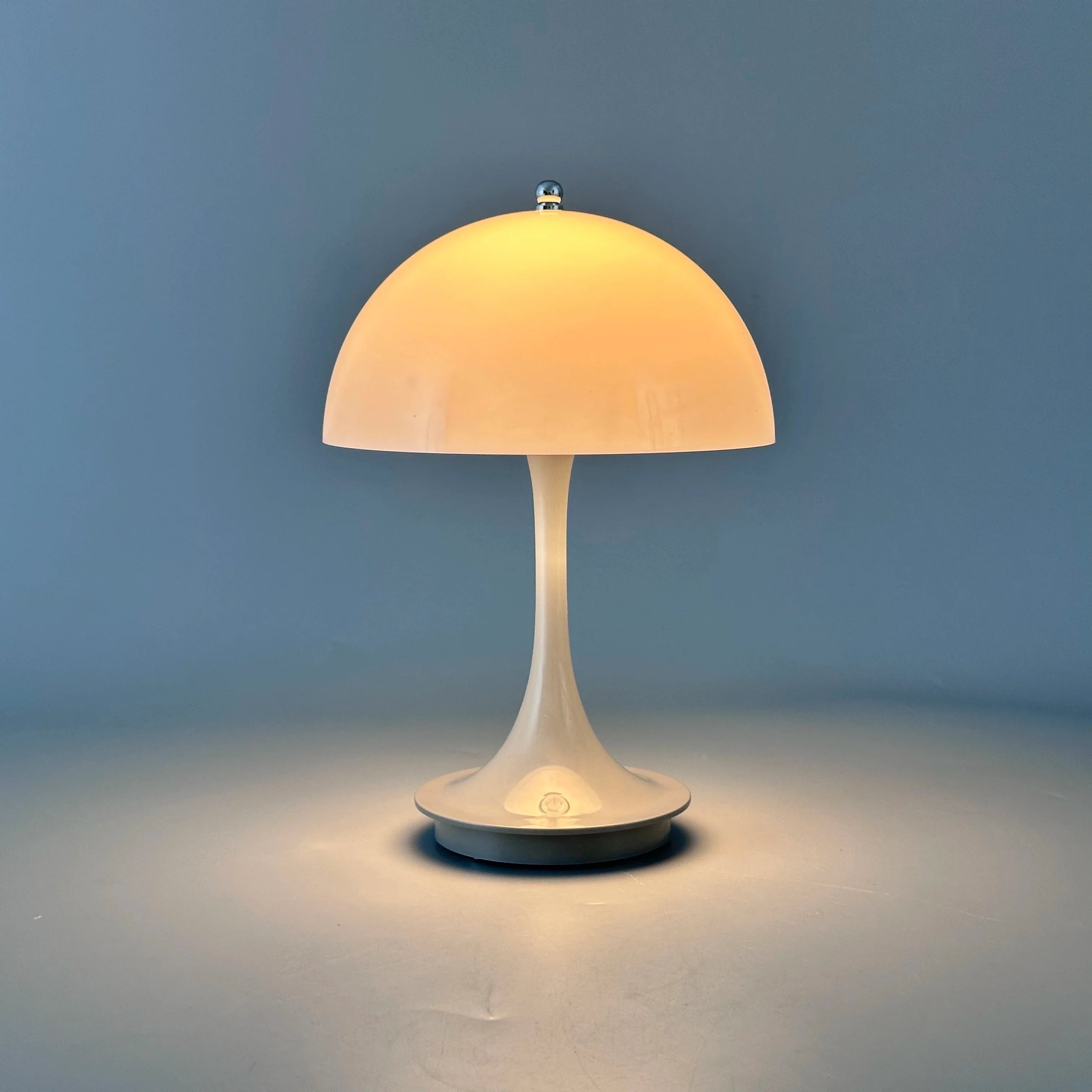 LED-pöytälamppu – Lataus ja kolmen tason valaistus 