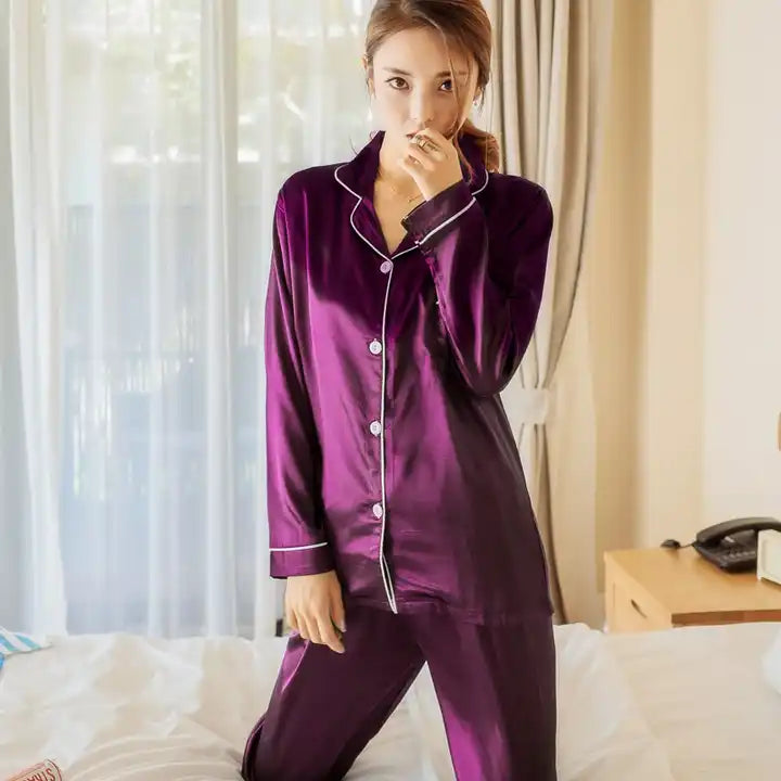 Sandra | Pyjamas Brilliant – Nattetikette og Delikat Berøring 