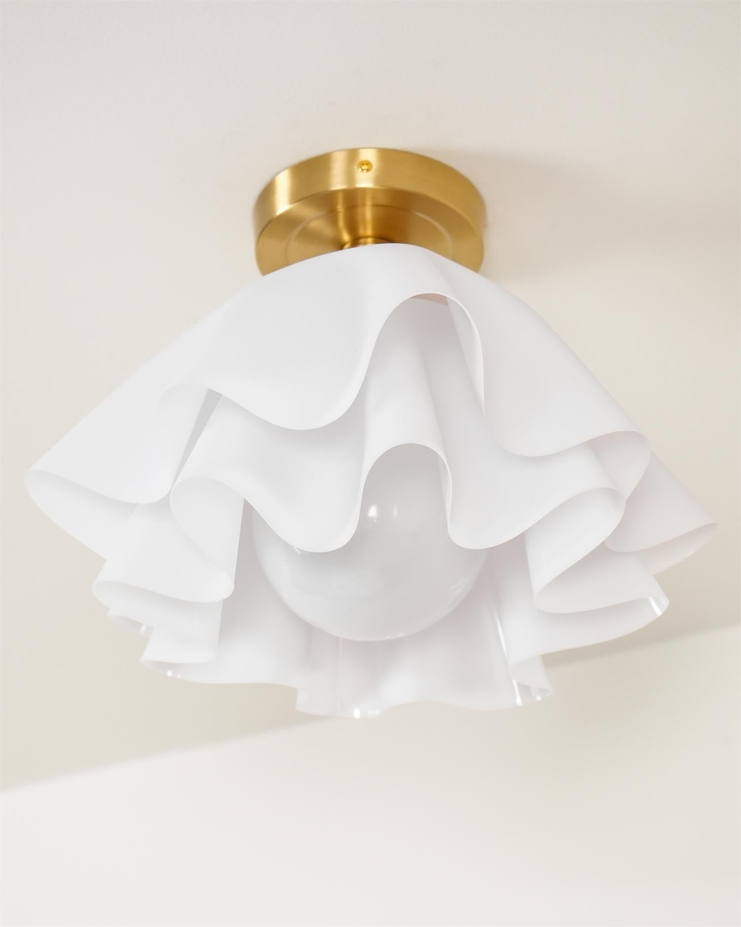 Moderný Elegantný Stropný Luster – Refinované Osvetlenie a Teplá Atmosféra 