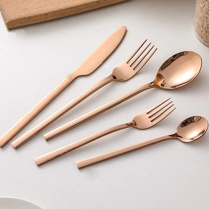 Kompletný set príbora – elegantné kusy pre rafinovaný stôl 