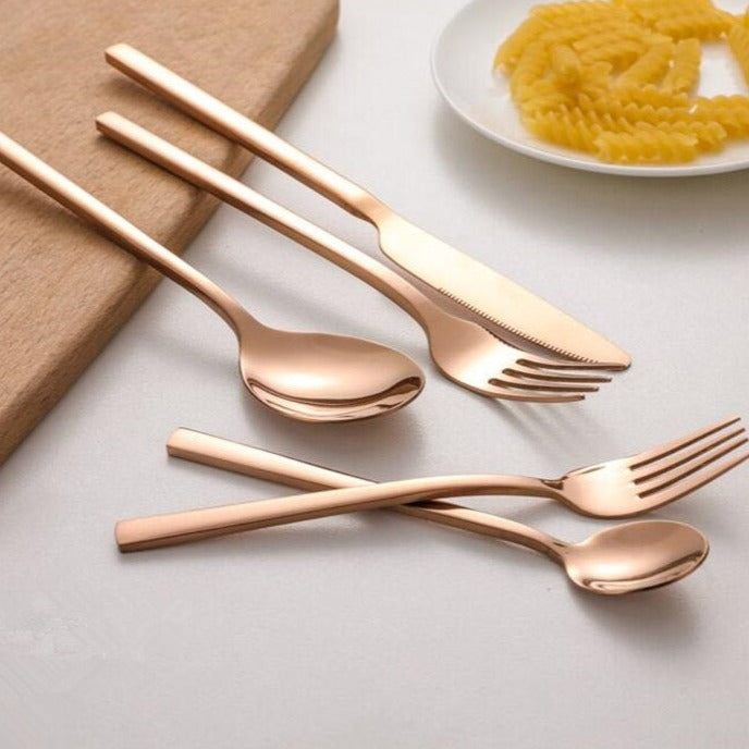 Kompletný set príbora – elegantné kusy pre rafinovaný stôl 