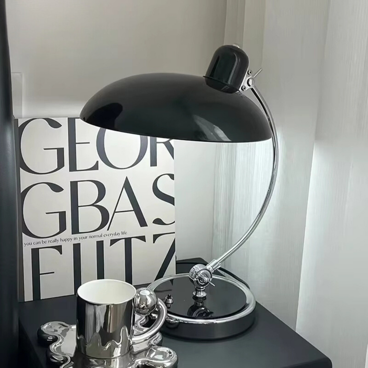 Moderna Skrivbordslampa – Elegant Stil Och Stabil Struktur 