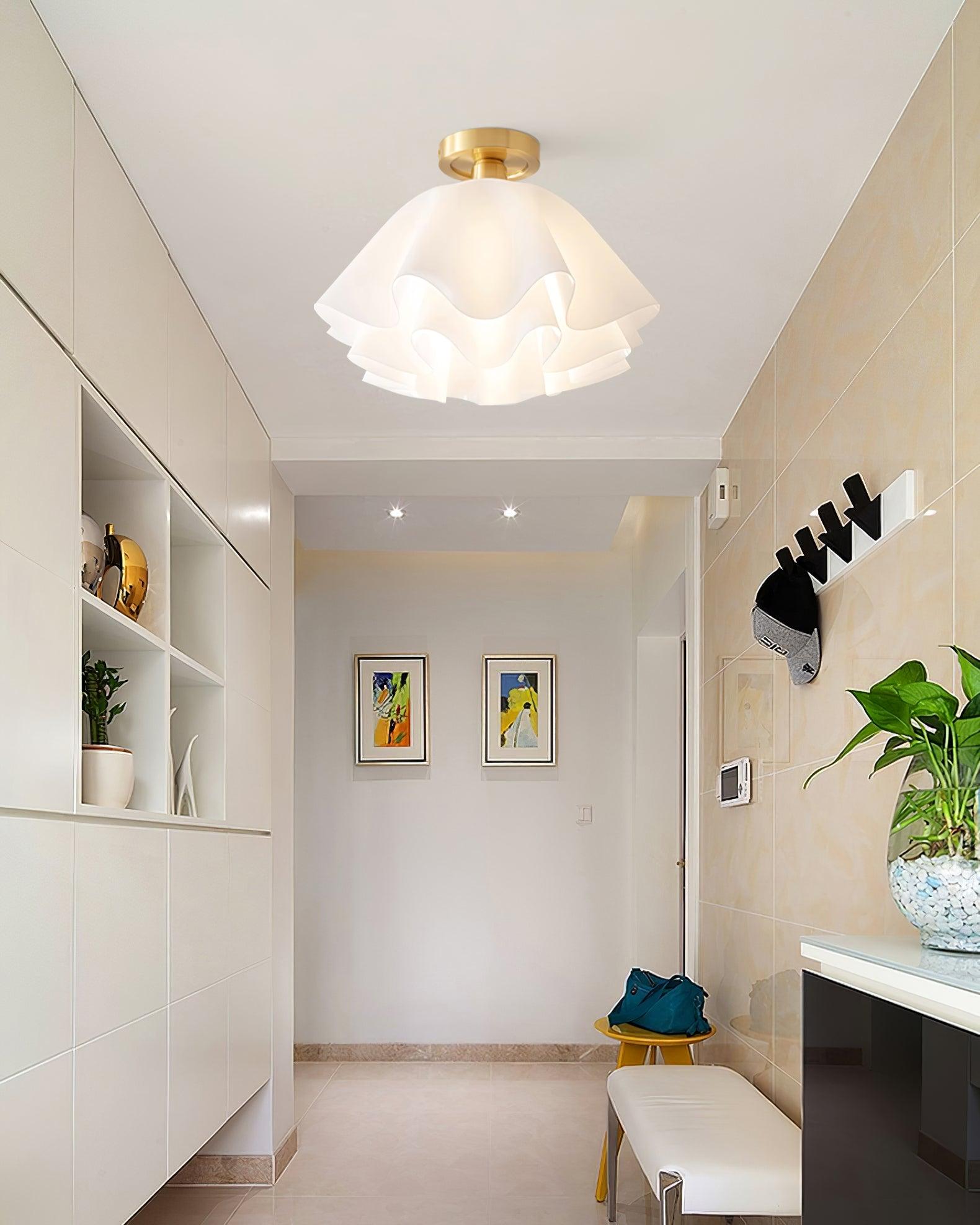 Moderný Elegantný Stropný Luster – Refinované Osvetlenie a Teplá Atmosféra 