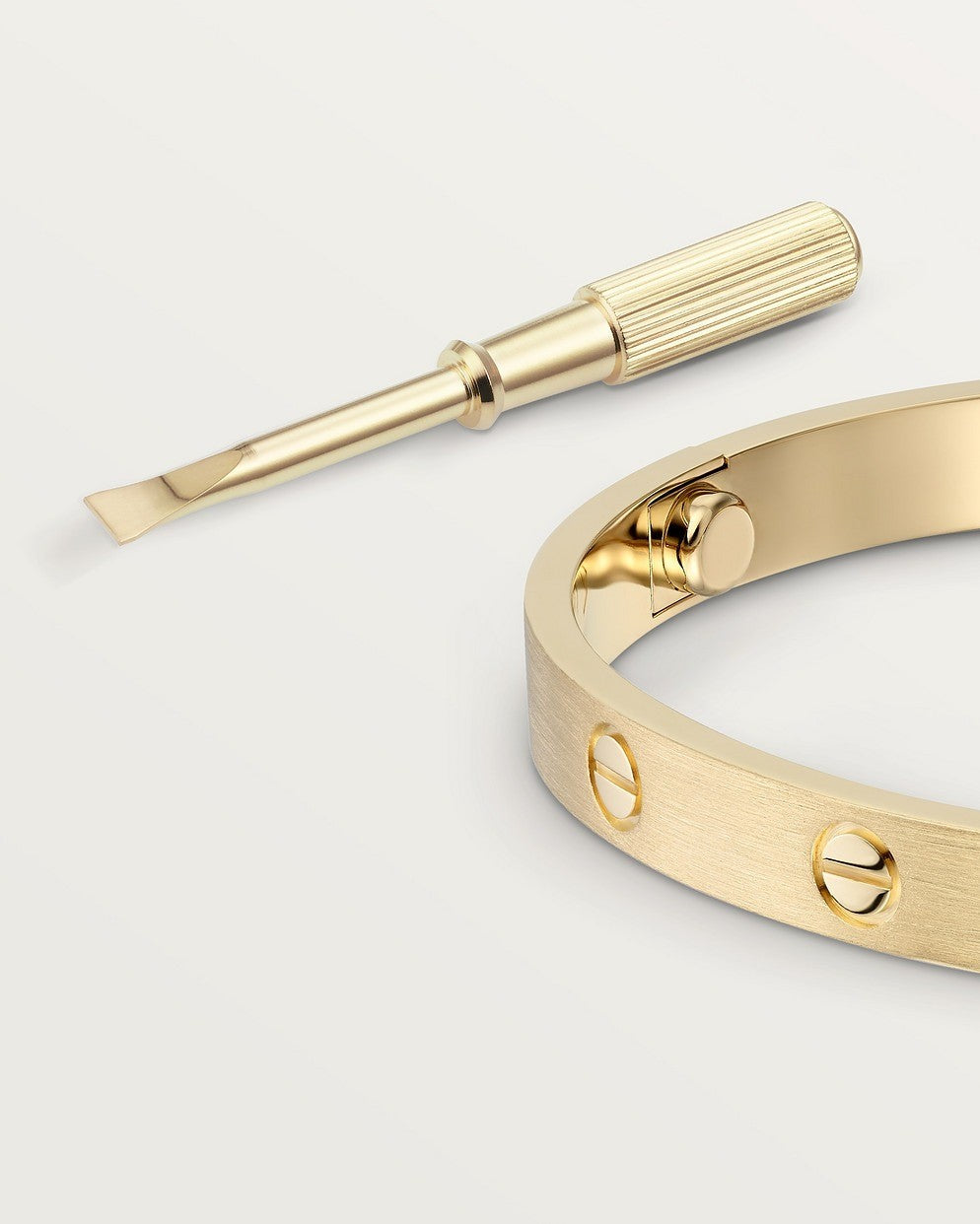 Brățară Jonc Aurie Minimalistă – Eleganță Discretă Și Atemporală 
