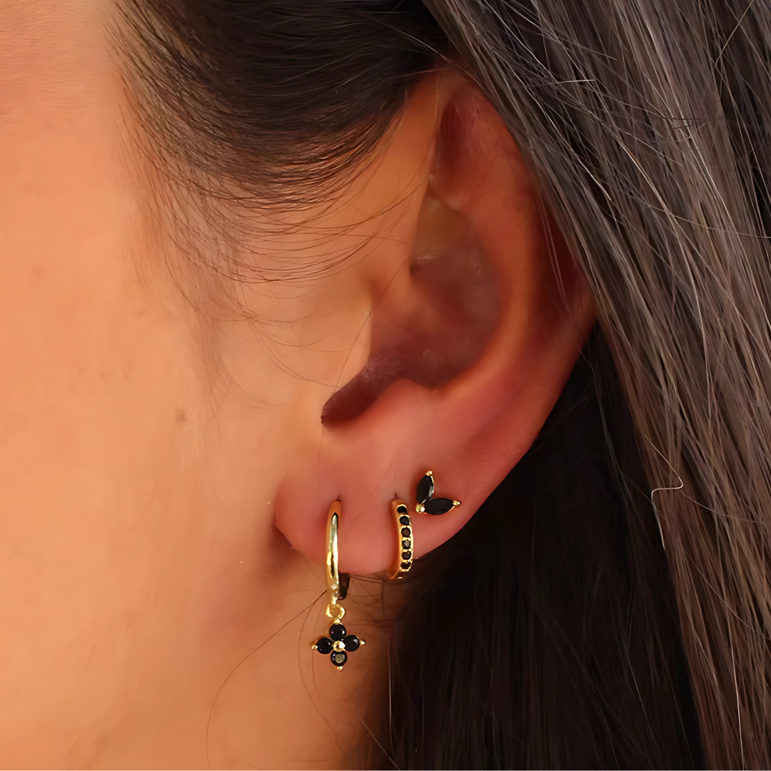 Insieme di Orecchini e Piercing – Versatilità e Sottile Brillantezza 