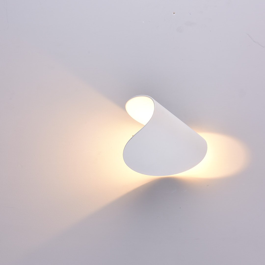 Aplique de Pared Moderna – Elegancia y Refinamiento 