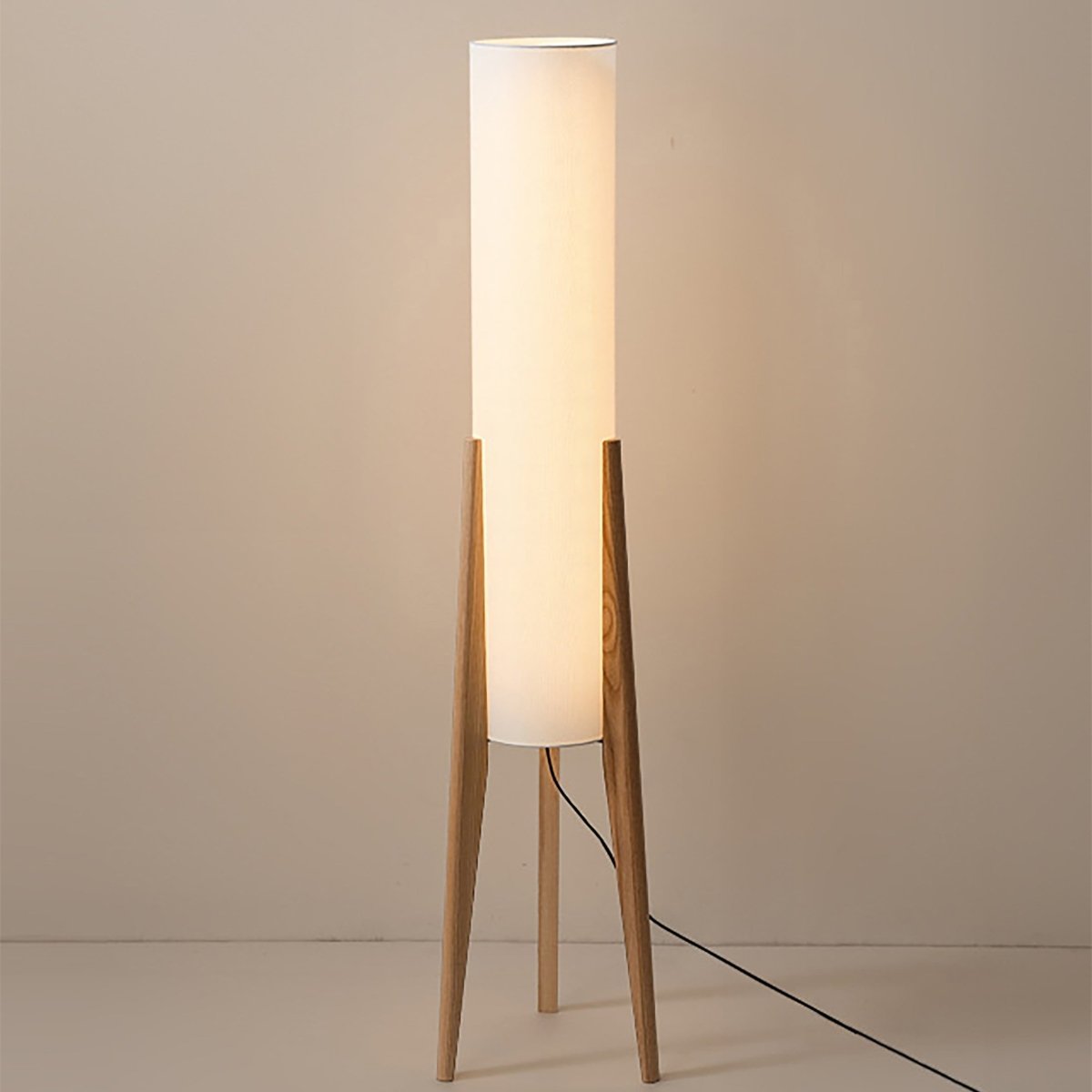 Lâmpada de Pé – Elegância Moderna 