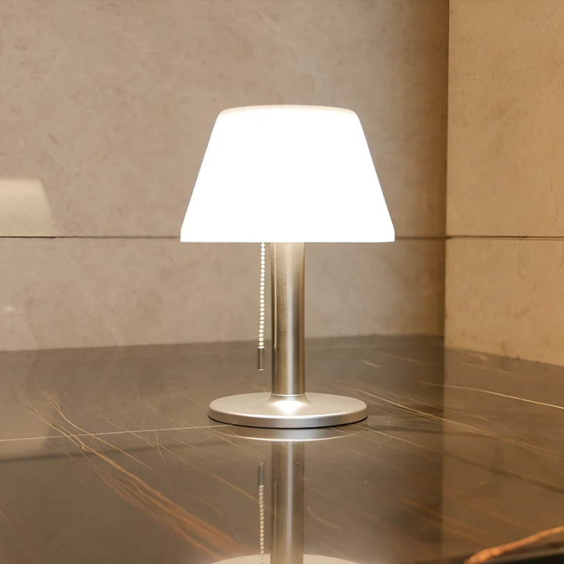 Elegantní Solární Stolní Lampa – Styl a Raffinovanost 